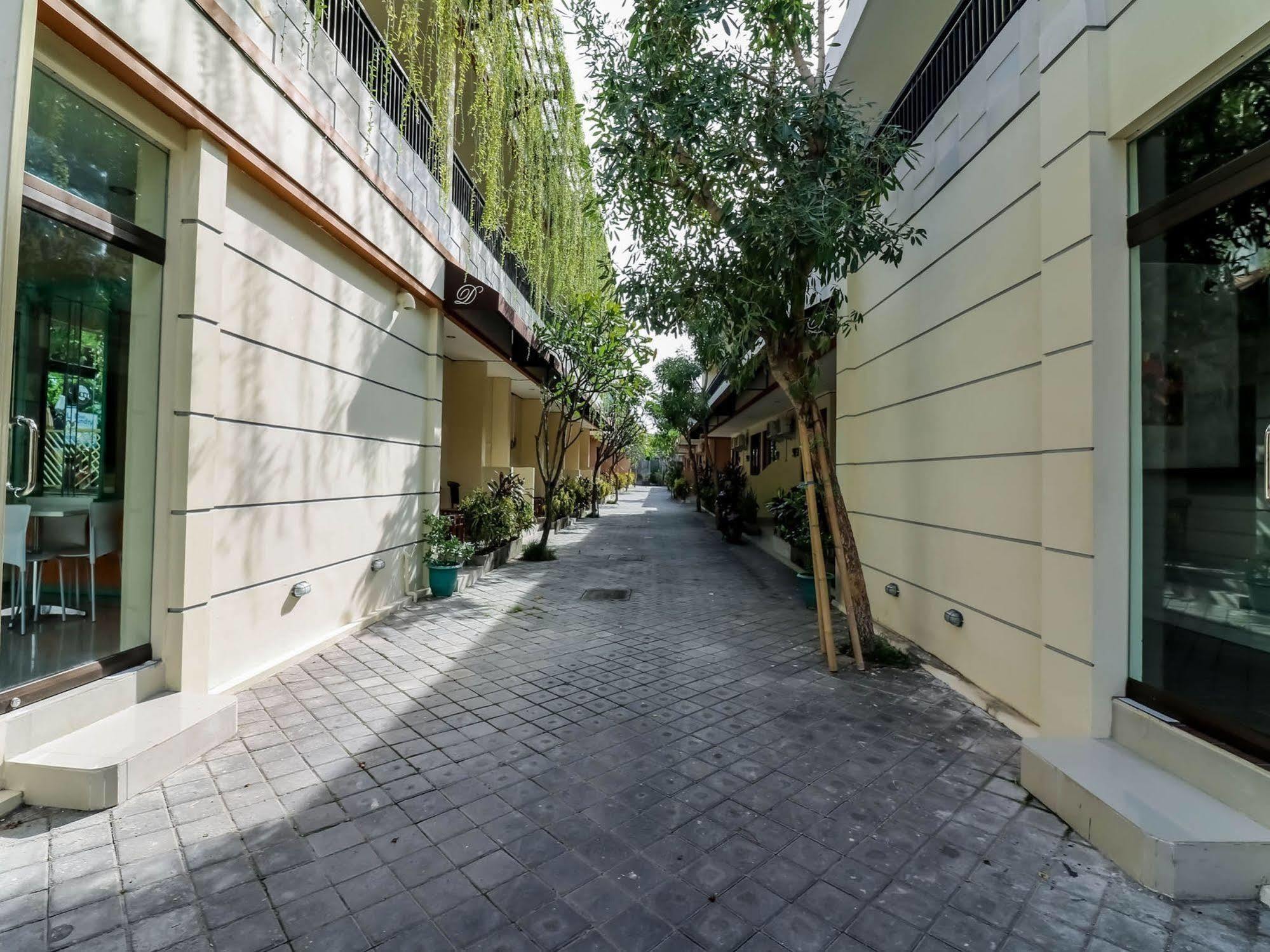 Hotel Dee Mansion à Denpasar Extérieur photo